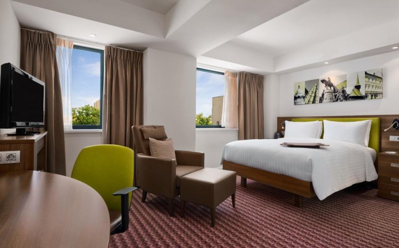 Chirie la hotel: 450 euro/lună. Primul Hilton de Cluj își transformă camerele în birouri