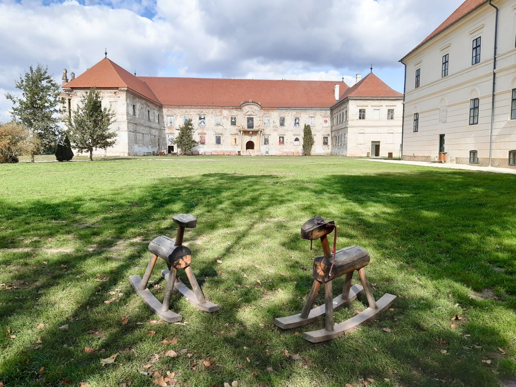 Biciclete de închiriat la Castelul Banffy pentru drumeţii, cu trasee pe o aplicaţie mobilă