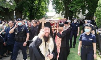 Procesiune religioasă fără distanţare cu mii de oameni, în cel mai mare focar COVID-19 din România