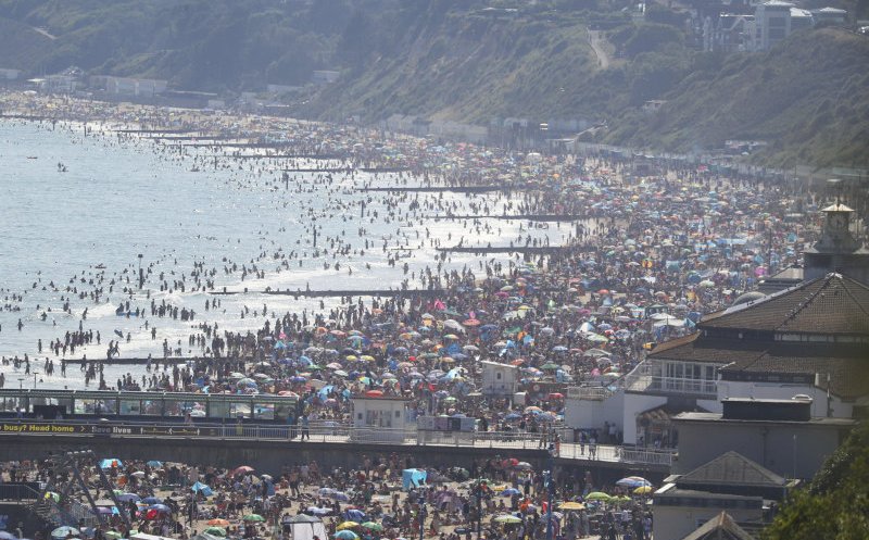 Mii de britanici s-au înghesuit ieri pe plajă fără a ţine cont de măsurile de protecţie