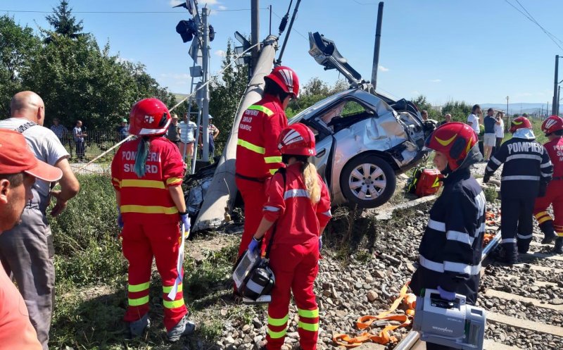 Trenul Galaţi - Cluj a lovit o maşină