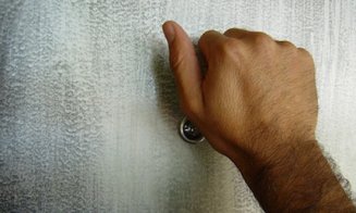 Atenție cui deschideți ușa! Ce metodă au găsit hoții pentru a intra în case
