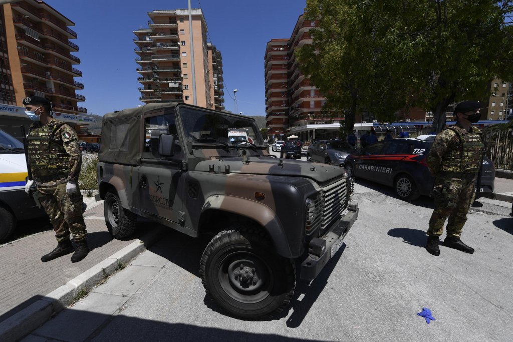 Armata, trimisă pentru a securiza o zonă roşie de lângă Napoli. Rezidenţii infectaţi au încercat să fugă din carantina forţată
