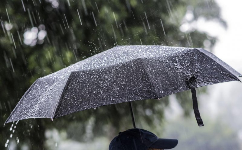 Cod galben de ploi torențiale în Cluj și alte 31 de județe