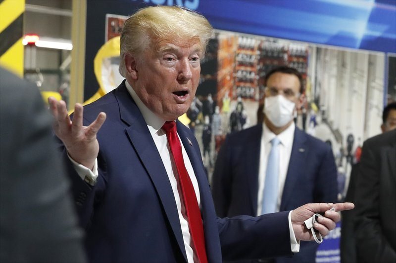 Trump îi îndeamnă pe americani să poarte mască, deşi el s-a ferit de ea de la începutul pandemiei