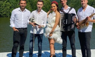 Vlăduţa Lupău, la filmări pe ponton la Tarniţa cu orchestra şi invitaţi, în ziua în care poliţia a făcut controale