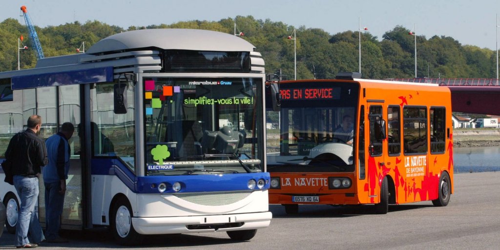 Şofer în moarte cerebrală. A fost bătut de pasagerii cărora le-a interzis să urce în autobuz fără măşti de protecţie