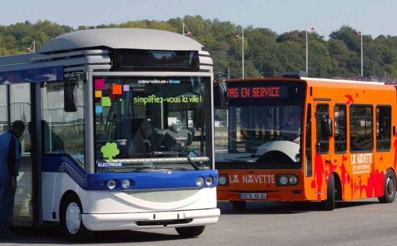 Şofer în moarte cerebrală. A fost bătut de pasagerii cărora le-a interzis să urce în autobuz fără măşti de protecţie