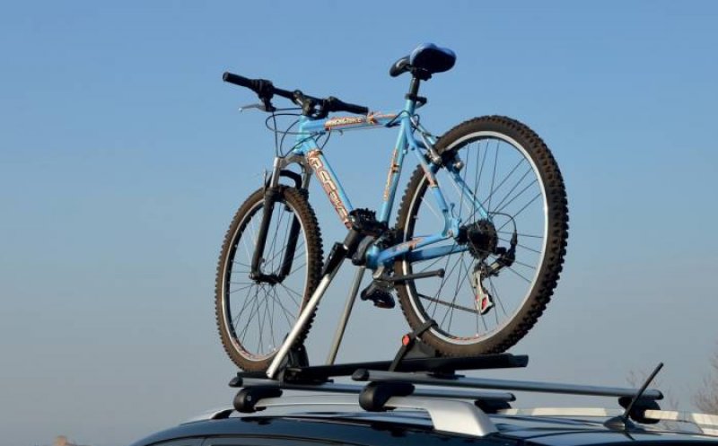 Biciclete furate de pe o mașină, în plină stradă. Unul dintre hoți e minor