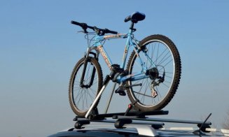 Biciclete furate de pe o mașină, în plină stradă. Unul dintre hoți e minor
