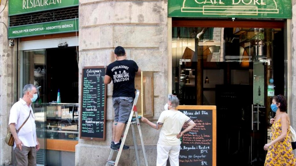 Masca devine obligatorie şi în spaţiile deschise în Catalonia