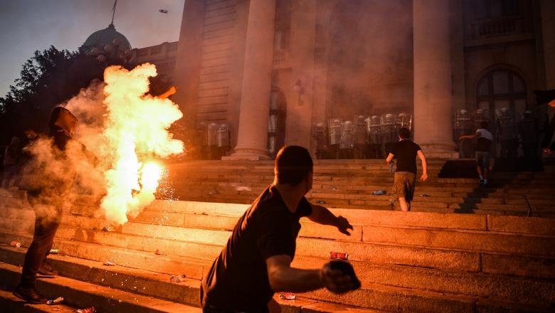 Protestele continuă în Serbia. Manifestanții acuză autorităţile că au simulat o stare de normalitate în scopuri politicianiste