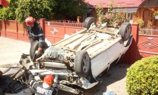 Accident lângă Cluj. S-a dat peste cap cu mașina și s-a oprit în gardul unei case