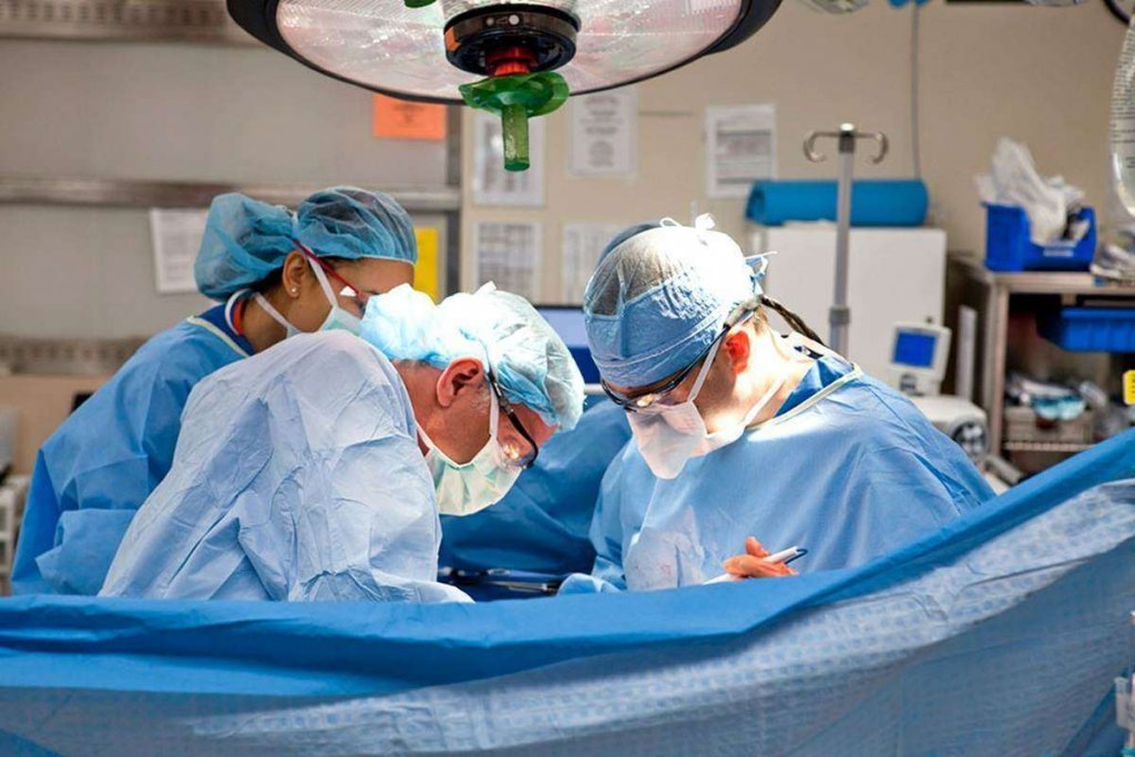 Opt pacienți salvați prin transplant de medici din Cluj