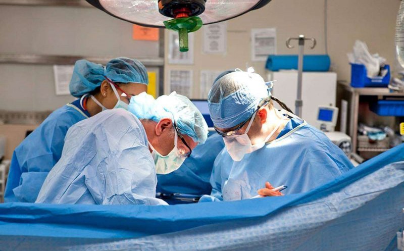 Opt pacienți salvați prin transplant de medici din Cluj