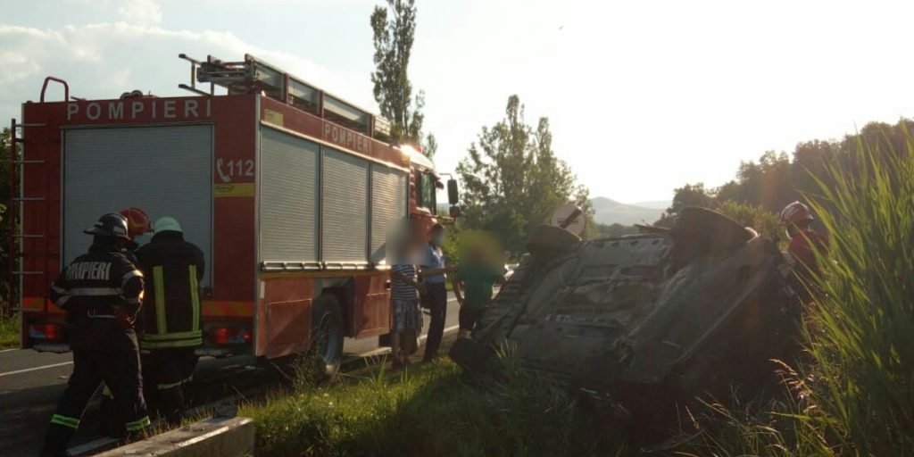 Mașină răsturnată după o coliziune la Bologa. Bărbat de 60 de ani, dus la spital