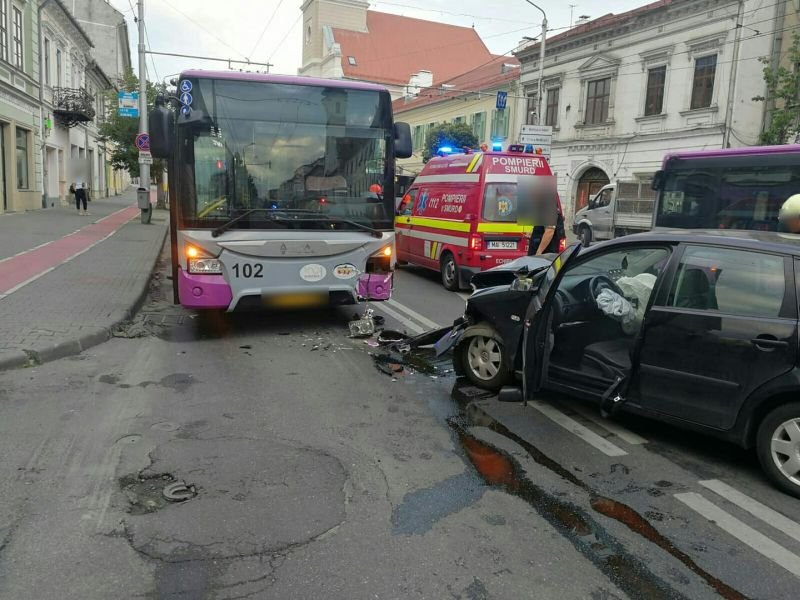 Un șofer a adormit la volan și s-a trezit lovind un autobuz, la Sora