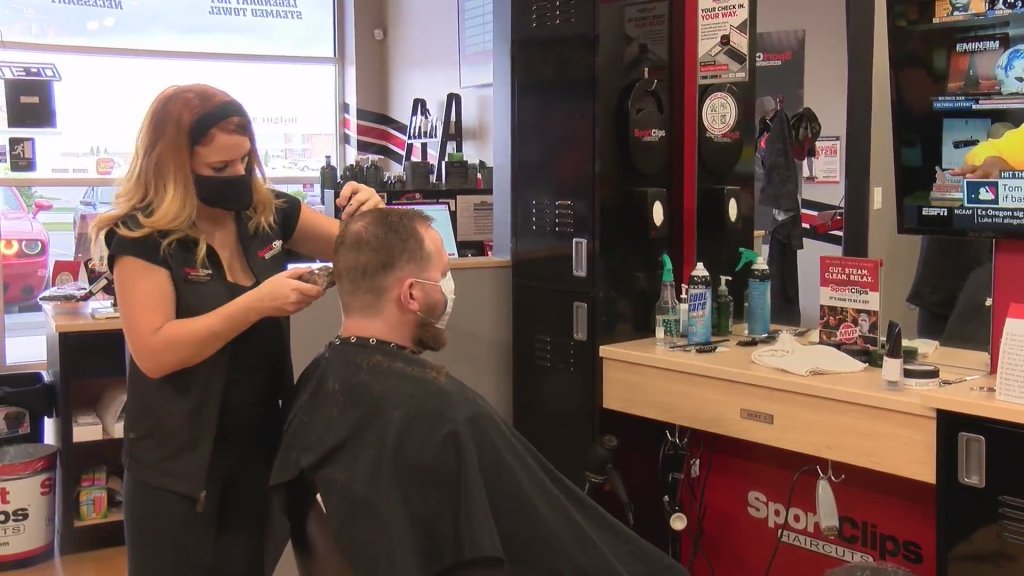 De ce doi hairstylişti care aveau COVID-19 nu au infectat niciunul dintre cei 139 de clienți?