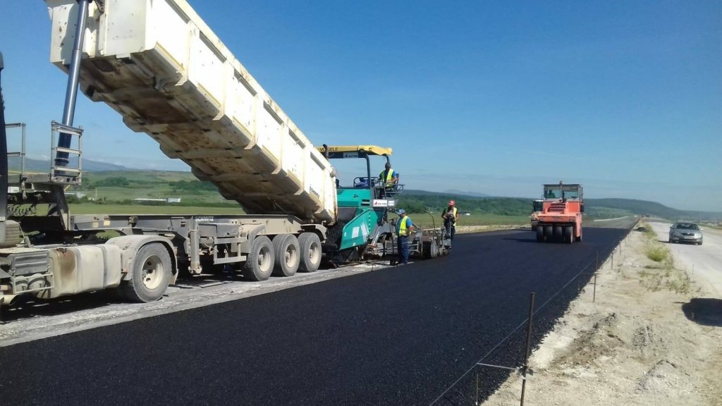 Constructorii de autostrăzi vor să angajeze 500.000 de oameni pe șantierele din România