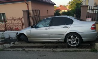 Mașină înfiptă într-o poartă, pe o stradă din Cluj. Șoferul și pasagerul au dispărut