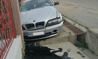 Mașină înfiptă într-o poartă, pe o stradă din Cluj. Șoferul și pasagerul au dispărut