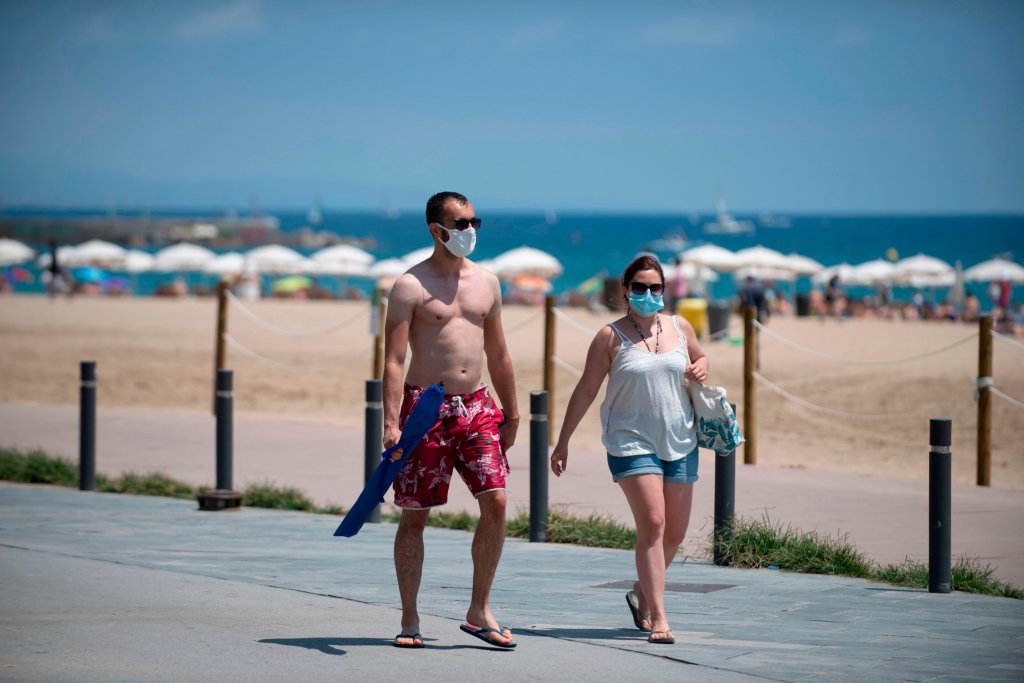 Ce spun medicii despre contaminarea pe plajă sau în alte locuri aglomerate, chiar dacă sunt spaţii deschise?