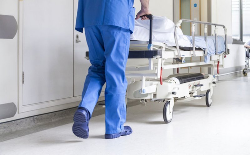 Brancardier depistat pozitiv, după ce a minţit că nu este contact al unei persoane infectate