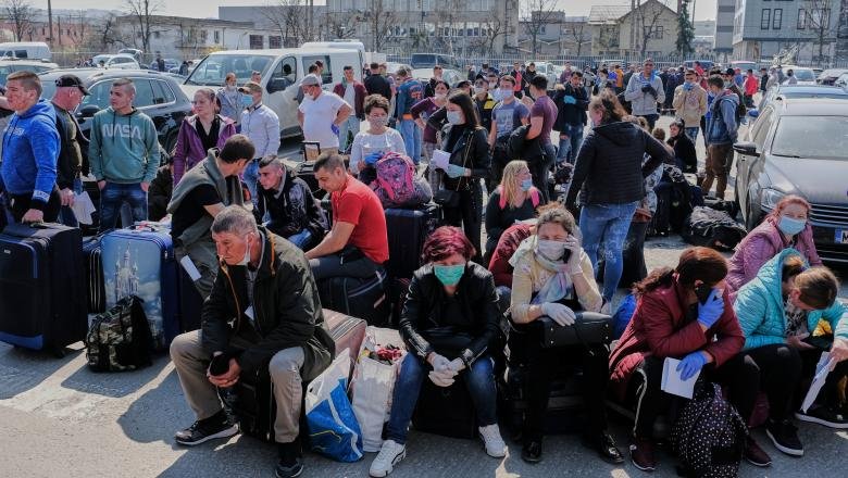 Cine e de vină pentru îmbulzeala a 2.000 de români pe Aeroportul Cluj, în plină pandemie. Concluziile comisiei "sparanghel"