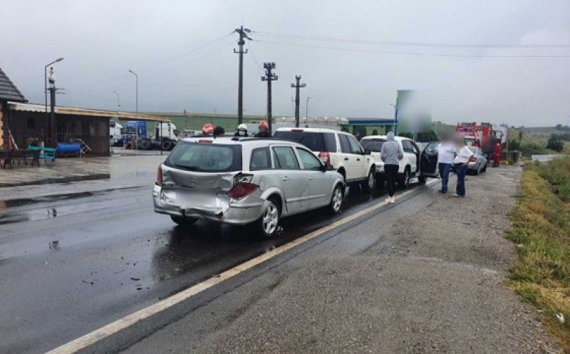 Cinci maşini, implicate într-un accident la intrarea pe Autostrada A3. Două persoane au primit îngrijiri medicale