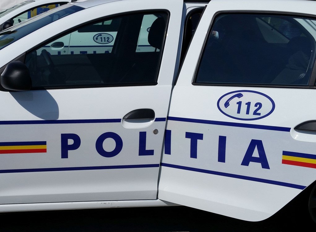 Curier snopit în bătaie în scara unui bloc din Cluj