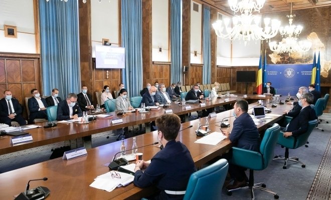 Regulile de protecţie sanitară pentru alegeri, redeschiderea restaurantelor, teatrelor şi cinematografelor, dezbătute azi de CNSU
