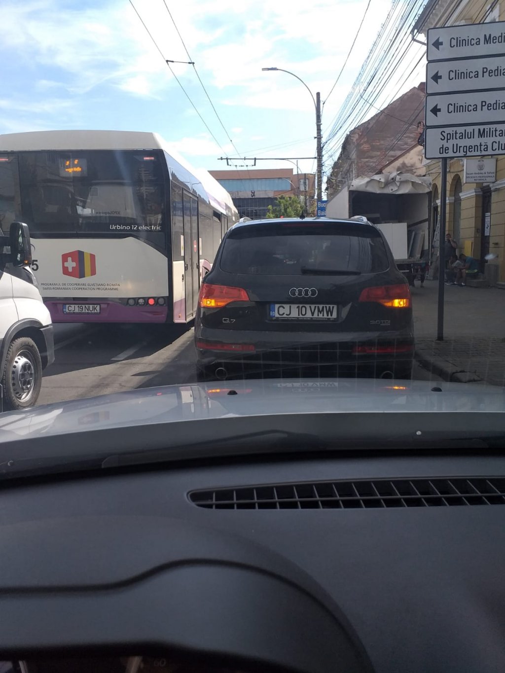 RUPE-ŢI PERMISUL. Maşină fără şofer "abandonată" pe banda de circulaţie