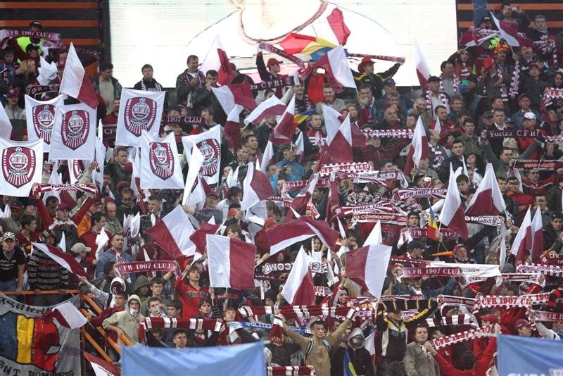Suporterii din fotbal vor pe stadioane. Fanii CFR Cluj, cu jalba în proţap, la Guvernul Orban