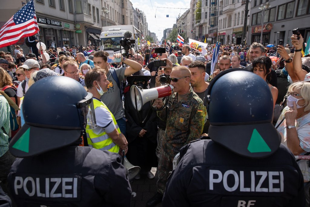 Germanii contestă regulile anti-Covid. Cât de diferite sunt de cele din România?