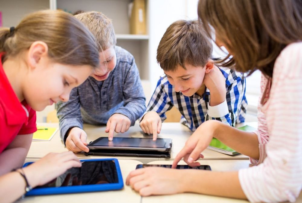 Furnizorii de tablete pentru elevii din Cluj, respinși la licitație. Descalificări: Orange, Vodafone, Telekom