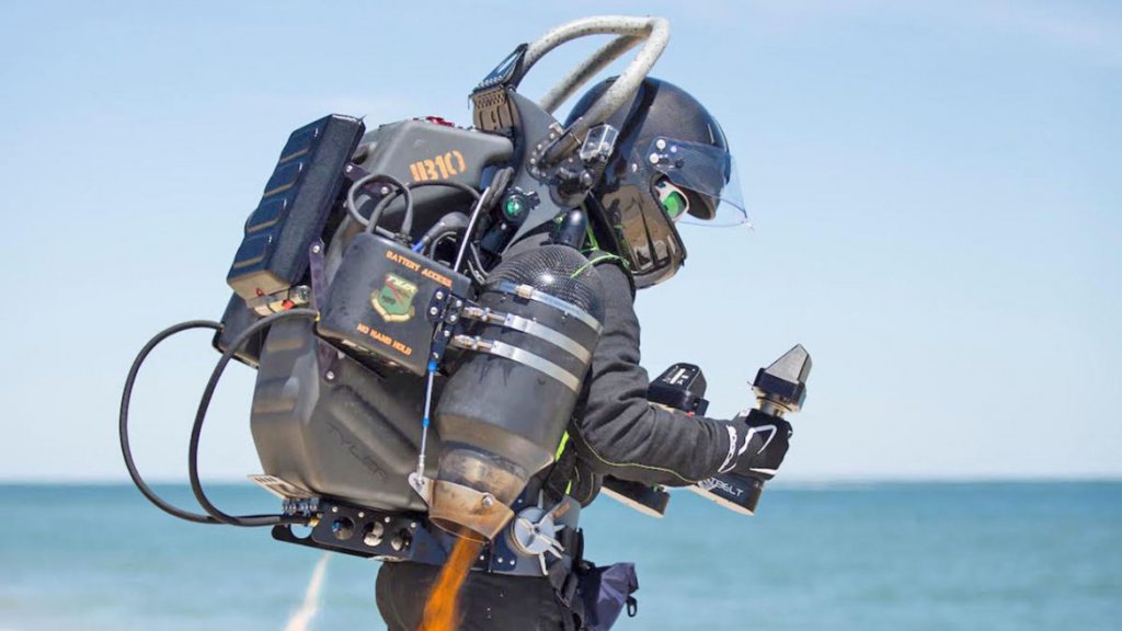 Omul care a zburat cu un jetpack printre avioane