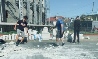 Probleme în trafic, în Cipariu! S-a răsturnat o remorcă cu BCA