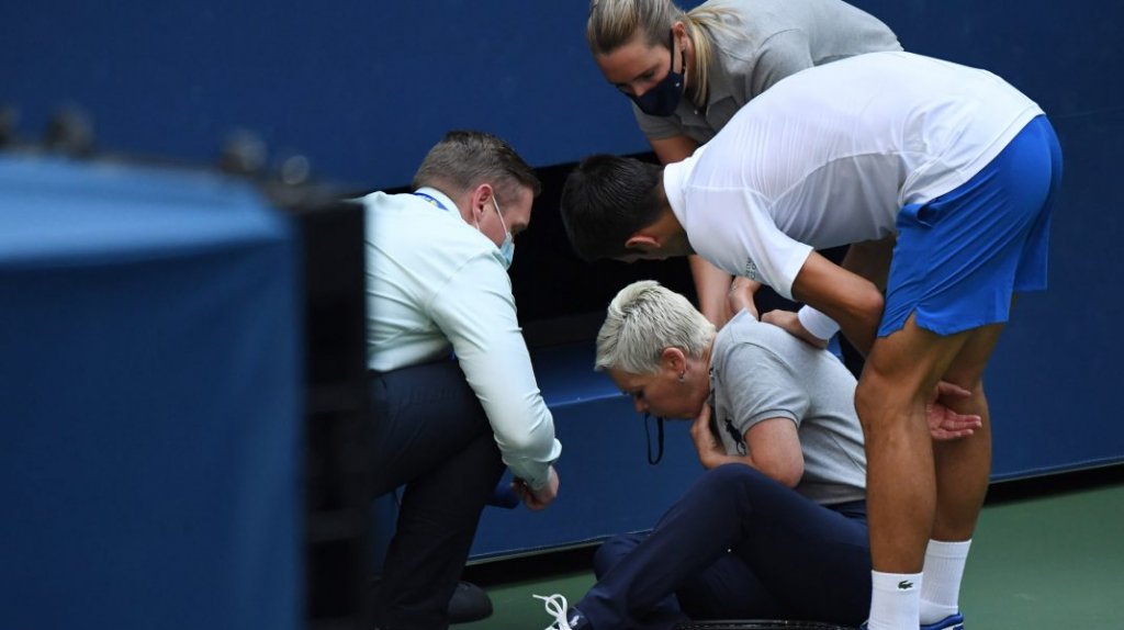 Djokovic, descalificat de la US Open. A lovit cu mingea un arbitru