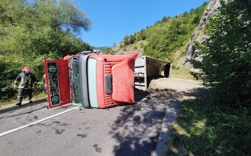 Basculantă cu nisip, răsturnată pe un drum din Cluj