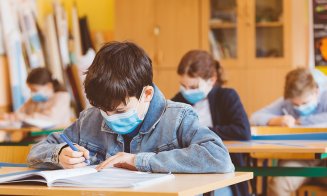 Ce se întâmplă cu şcoala dacă apar trei cazuri de infectare la copii în clase diferite