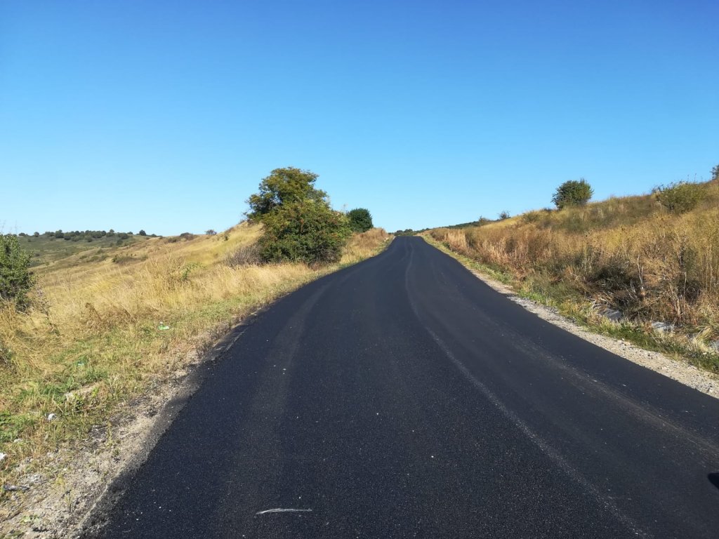 Au fost finalizate lucrările de asfaltare pe drumul Aghireş – limită cu judeţul Sălaj