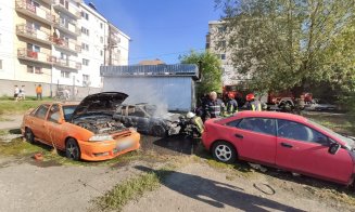 Trei mașini cuprinse de flăcări din cauza unor copii care se jucau... cu focul