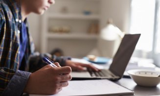 Regulile de predare online: Profesorii pun note fără acordul părinților / Elevii primesc absențe, dacă nu participă la ore
