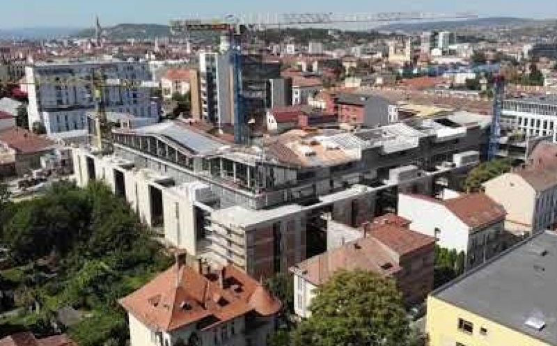 Cum arată, la început de toamnă, sediul celei mai mari bănci din România
