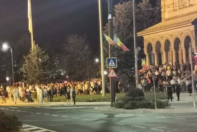 S-au rugat pentru sănătate la moaşte, dar fără mască şi fără distanţare