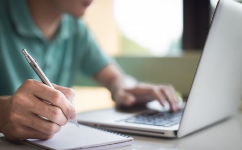 Studenţii cer reducerea taxei de şcolarizare în contextul în care cursurile se fac online