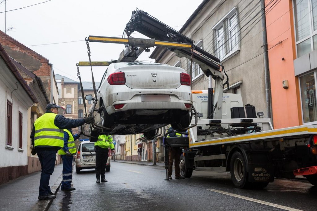 Tarife maxime pe țară la ridicarea maşinilor parcate neregulamentar/ Cât costă recuperarea la Cluj