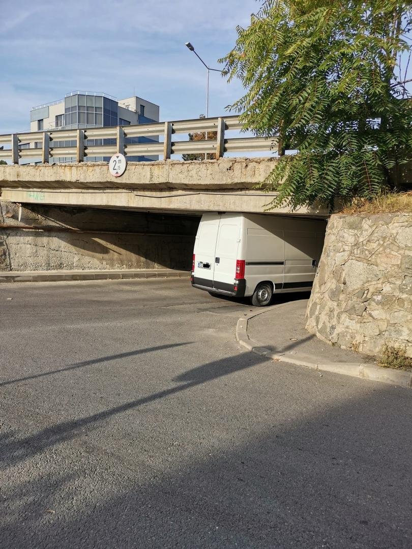 "Frații Dorel", la volan, prin Cluj. Unul blocat sub podul de pe Turzii, altul sub barieră pe Tăietura Turcului