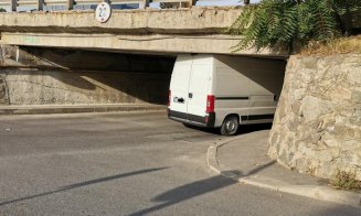 "Frații Dorel", la volan, prin Cluj. Unul blocat sub podul de pe Turzii, altul sub barieră pe Tăietura Turcului