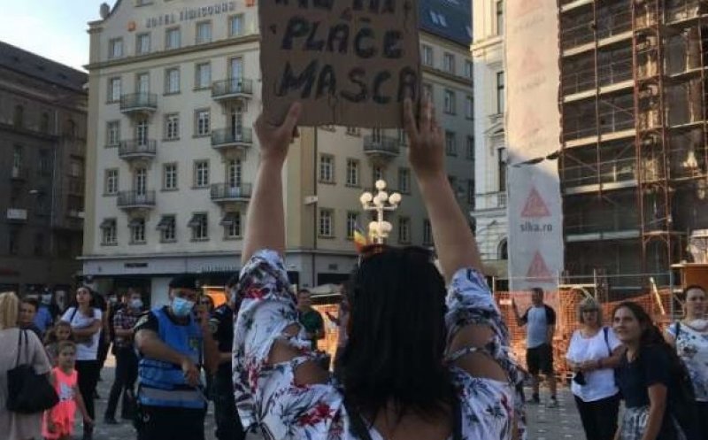 Proteste cu zeci de persoane la Cluj și în alte orașe mari împotriva obligativităţii purtării măştii de protecţie în şcoli